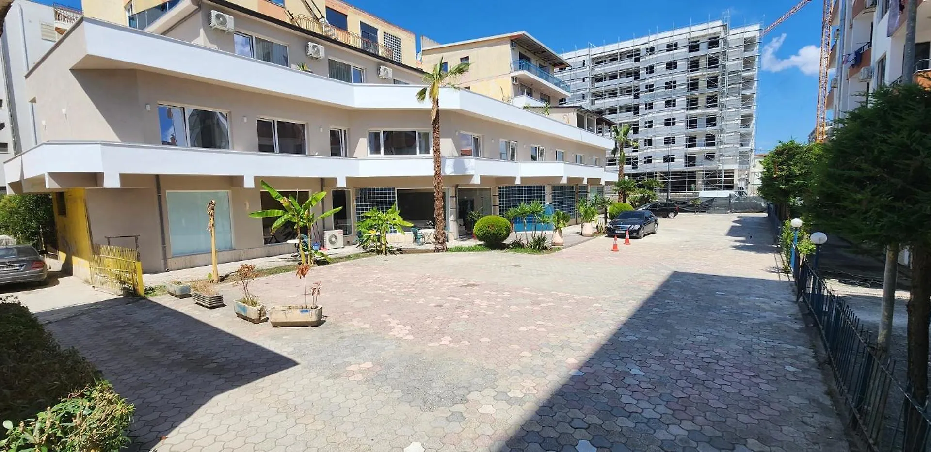 Hotel Miami Beach Golem