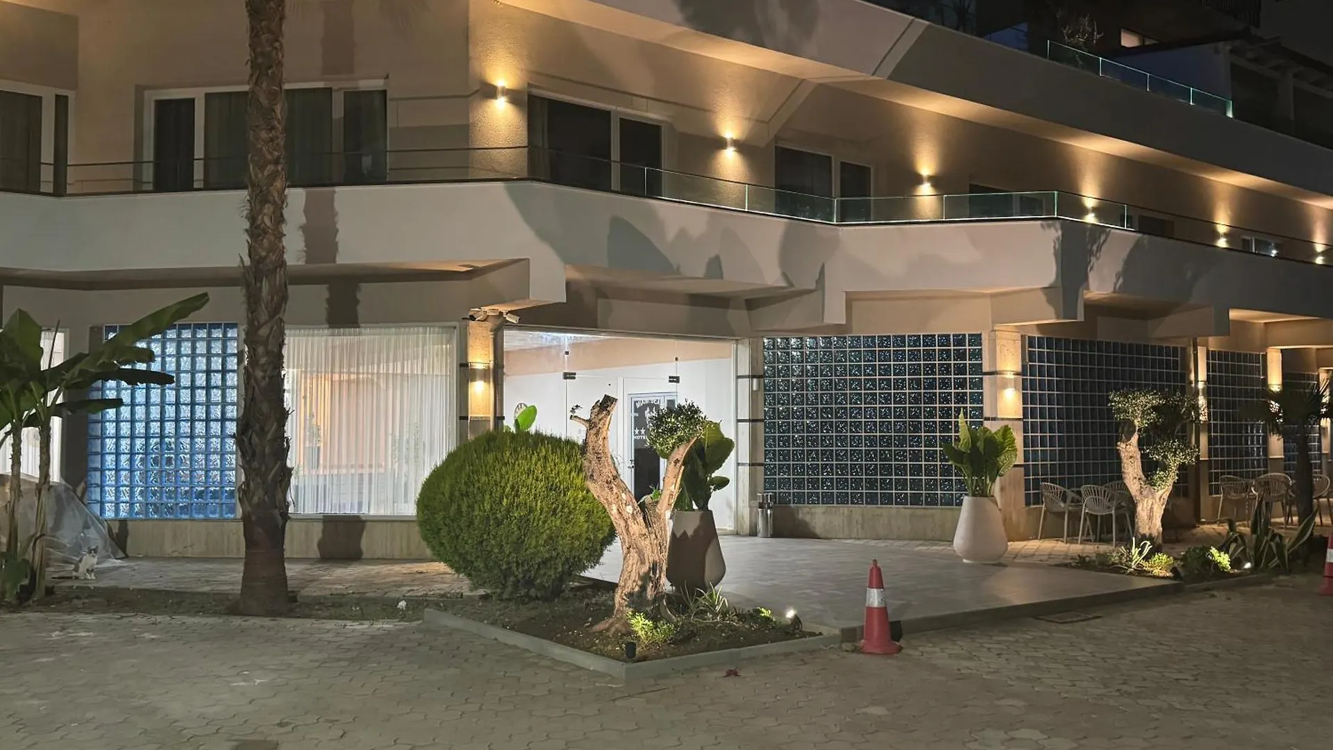 Hotel Miami Beach Golem
