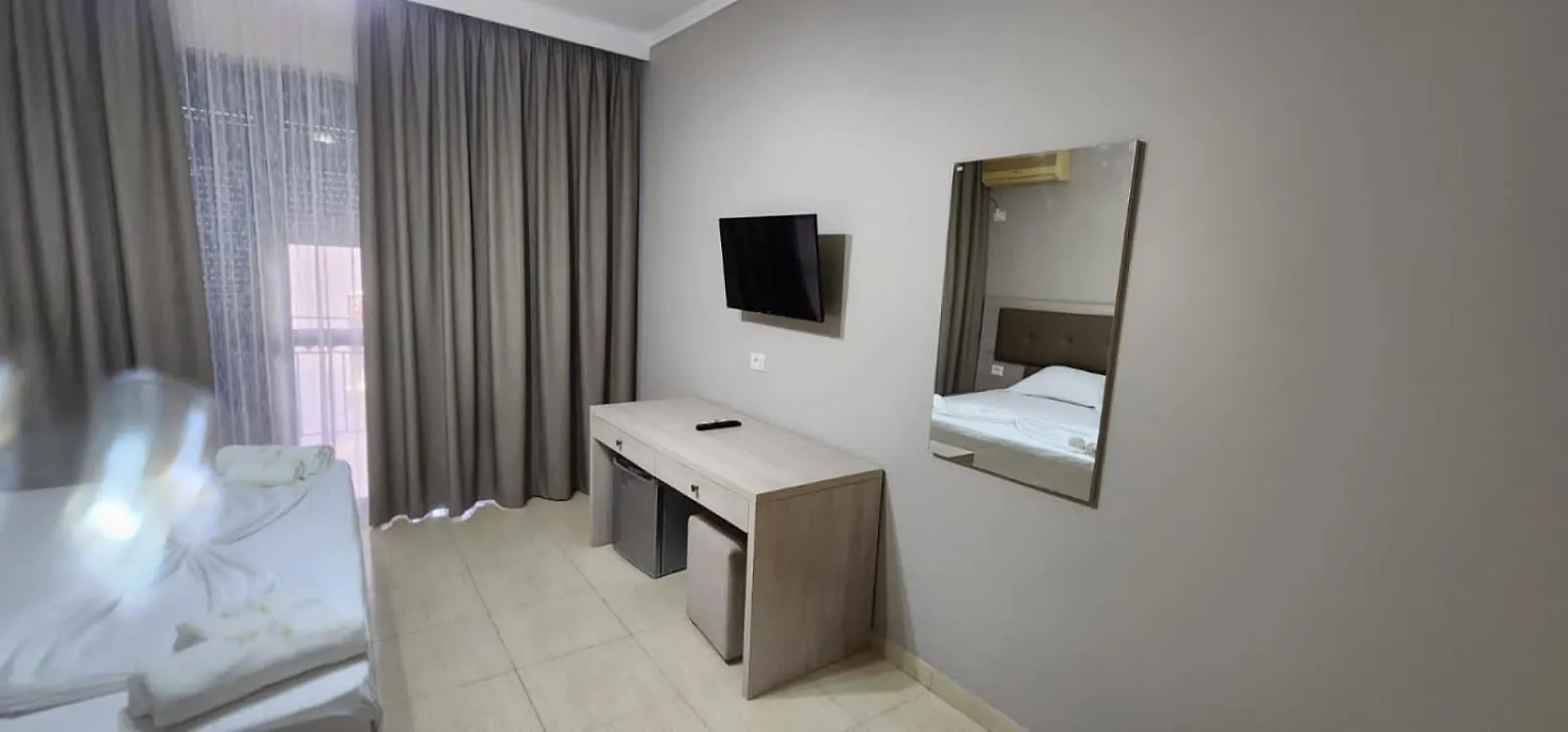 Hotel Miami Beach Golem