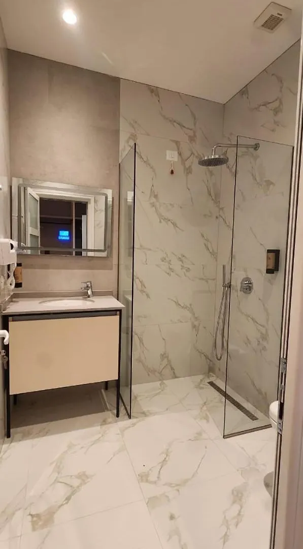 Hotel Miami Beach Golem