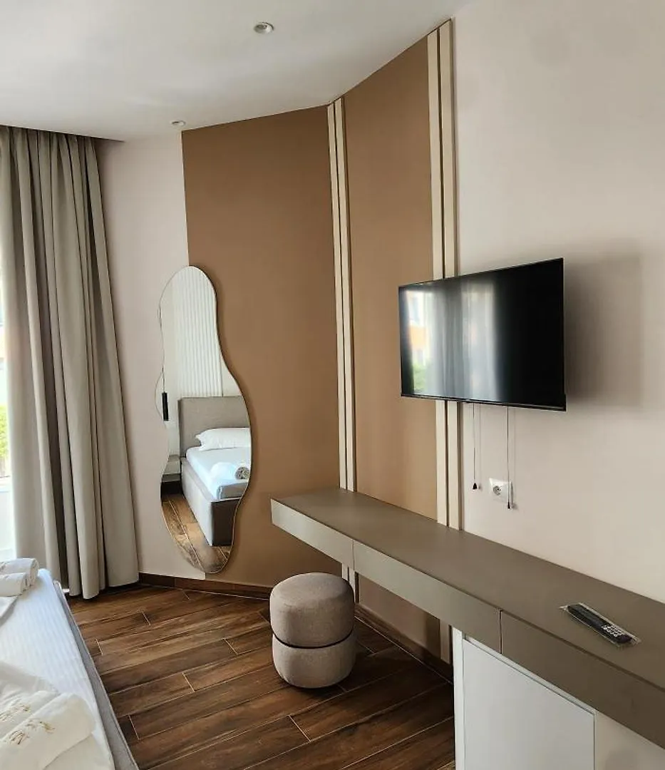 Hotel Miami Beach Golem