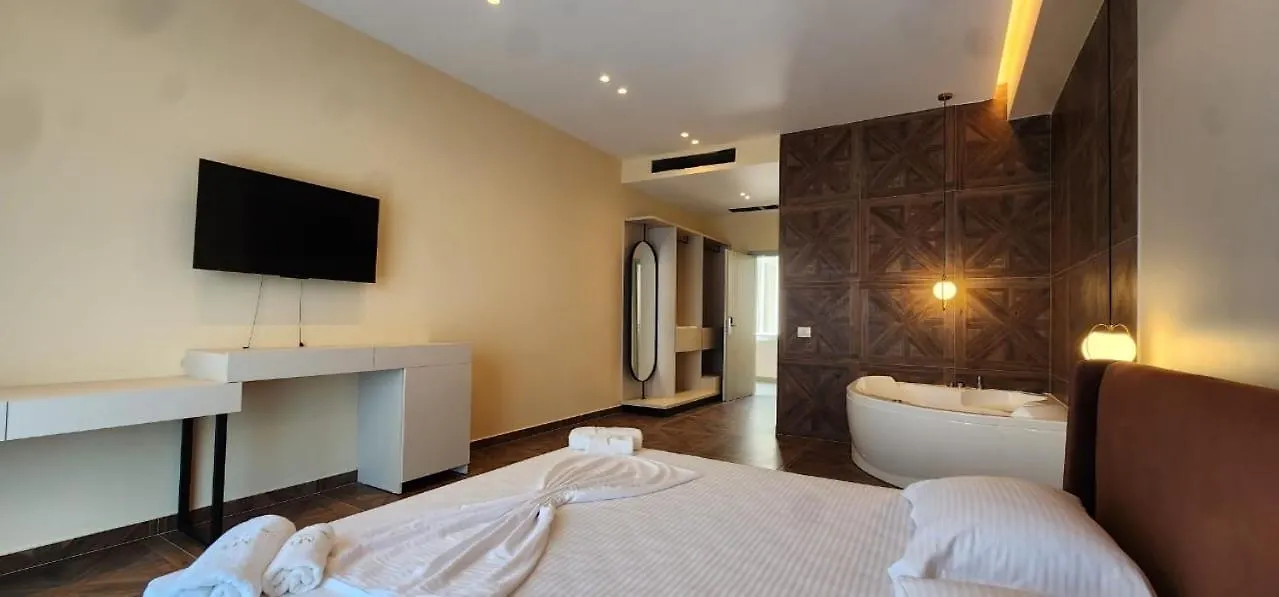 Hotel Miami Beach Golem